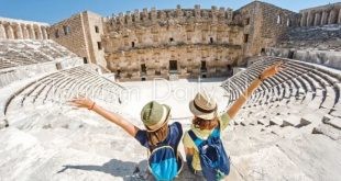 إيرادات السفر والسياحة في اليونان تتجاوز التوقعات وتقفز إلى 23.62 مليار يورو