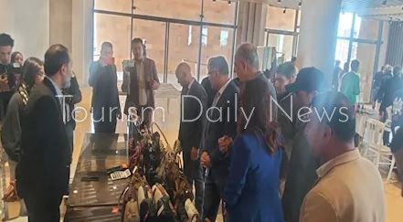 محافظ الجيزة ورئيس أوراسكوم يفتتحان معرض الحرف اليدوية والتراثية بالاهرامات