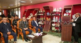 وزير قطاع الأعمال يزور الشركة العامة لمنتجات الخزف والصيني شيني بالقليوبية