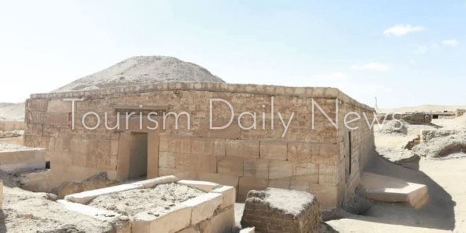 النيابة الإدارية تعاين مقبرة خنتي كا للتحقيق في اختفاء لوحة أثرية نادرة