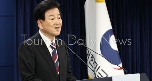 وزير الوحدة تجونغ دونغ-يونغ يتحدث إلى الصحفيين في مؤتمر صحفي