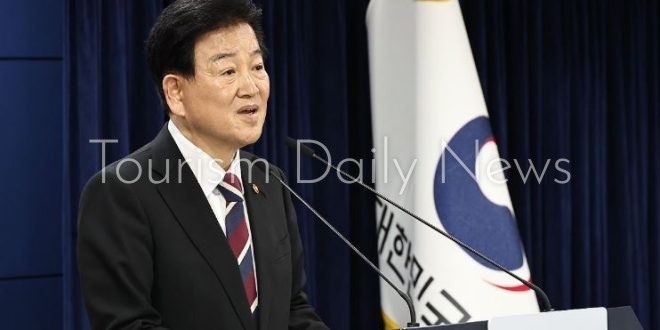 وزير الوحدة تجونغ دونغ-يونغ يتحدث إلى الصحفيين في مؤتمر صحفي