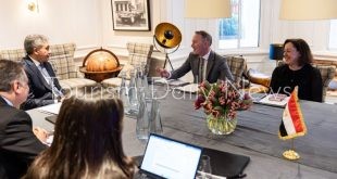 وزير السياحة يبحث زيادة الحركة لمصر مع منظمي الرحلات والشركات البريطانية