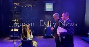 وزير السياحة والآثار يتفقد معرض "رمسيس وذهب الفراعنة" في محطته السابعة بلندن