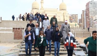 الدكتورة منال عوض وزيرة التنمية المحلية والبيئة، يرافقها المهندس أيمن عطية محافظ الإسكندرية