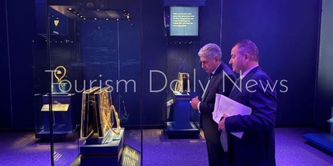 وزير السياحة والآثار يتفقد معرض "رمسيس وذهب الفراعنة" في محطته السابعة بلندن