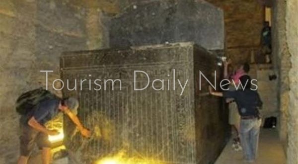 السياحة تكشف حقيقة تسلق سائحتين أحد التوابيت داخل السيرابيوم بمنطقة سقارة