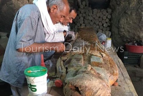 تفاصيل العثور على خبيئة توابيت منشدي آمون الملونة و8 برديات نادرة الأقصر