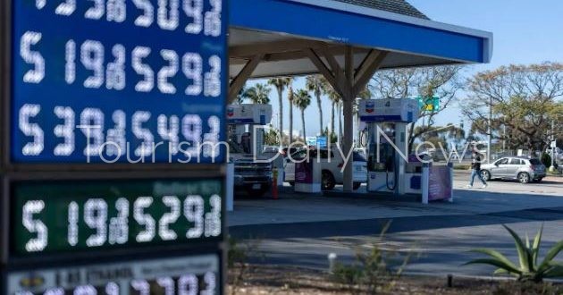 أغلب الأميركيين يتوقعون استمرار زيادة أسعار البنزين ويرجحون صراعاً طويلاً