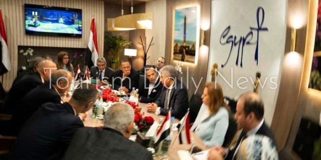 شريف فتحي يلتقي المستثمرين لمتابعة تأثيرات حرب الخليج على السياحة المصرية