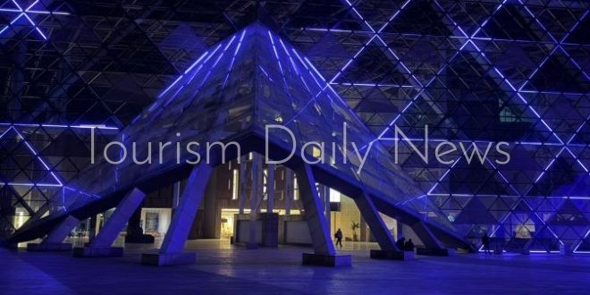 المتحف الكبير يُضيء واجهته باللون الأزرق احتفالًا باليوم العالمي للتوحد