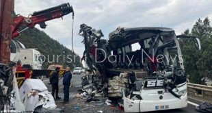 قتلى وجرحى في حادث مروري مروع بتركيا بعد تصادم حافلة ركاب وميني باص