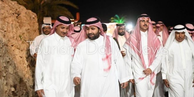 أمير منطقة جازان السعودية يزور معرض الحريد واللؤلؤ بمحافظة جزر فرسان