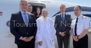 رئيس القابضة لمصر للطيران يودِّع سلطان البهرة إلي مومبسا بكينيا