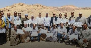 وزير السياحة يبحث تطوير منظومة العمل الأثري مع العاملين بالأقصر