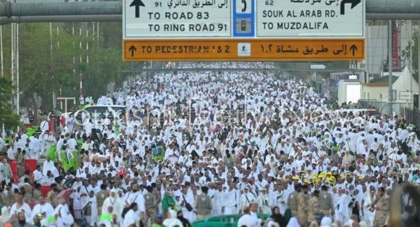 حجاج بيت الله الحرام يتوافدون إلى مزدلفة ومنى