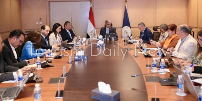 وزير السياحة والآثار يلتقى مجموعة العمل الخاصة بمواقع التراث العالمي