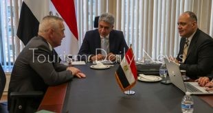 شريف فتحي يكشف في منهاتن جهود استرداد الآثار المصرية المسروقة كتب - أحمد رزق : خلال زيارته الحالية إلى الولايات المتحدة الأمريكية، التقى شريف فتحي، وزير السياحة والآثار، بـ Matthew Bogdanos، مساعد المدعي العام لمنطقة منهاتن، وذلك لبحث سبل تعزيز التعاون المشترك في مجال استرداد الآثار المصرية التي خرجت من البلاد بطرق غير مشروعة. واستهل الوزير اللقاء بالإشادة بالتعاون المثمر مع الحكومة الأمريكية في ملف استرداد الآثار المصرية خلال السنوات الماضية، مثمنًا الجهود القانونية والدبلوماسية المبذولة لتعقب واسترداد القطع الأثرية التي خرجت من البلاد بطرق غير مشروعة، والتي كان من بينها مؤخرًا استرداد 13 قطعة أثرية من الولايات المتحدة الأمريكية. وأكد الوزير أن الإجراءات القانونية المرتبطة باستعادة الآثار تتطلب جهودًا كبيرة وتنسيقًا وثيقًا بين مختلف الجهات المعنية، موجّهًا الشكر للجانب الأمريكي على ما يبذله من دعم وتعاون في هذا الملف، مؤكدا أن مصر تتابع دائما هذا الملف وتولي استعادة آثارها التي خرجت من البلاد بطرق غير مشروعة أهمية قصوي وتعمل مع كل الشركاء الدوليين لاستردادها بكل السبل القانونية والدبلوماسية. ومن جانبه، أعرب مساعد المدعي العام لمنطقة منهاتن عن تقديره لمستوى التعاون القائم مع مصر، مشيرًا إلى أن التنسيق بين مكتب المدعي العام في نيويورك والجهات المصرية المعنية يُعد نموذجاً ناجحاً للتعاون الدولي في مجال استرداد الآثار. كما أوضح أن التعاون المستمر مع وزارتي الخارجية والسياحة والآثار أسفر عن إعادة العديد من القطع الأثرية المصرية التي تمت مصادرتها في نيويورك خلال الفترة الأخيرة. وأشار إلى أن مصر أصبحت نموذجًا رائدًا على المستوى الدولي في مجال استرداد الآثار التي خرجت بطرق غير شرعية، بفضل ما تمتلكه من خبرات قانونية وأمنية وفنية متخصصة، مؤكدًا على أهمية الاستفادة من التجربة المصرية في دعم وتدريب الدول الأخرى، خاصة في مجالات إنفاذ القانون، وتتبع القطع الأثرية المهربة، وإجراء التحقيقات المرتبطة بها. حضر اللقاء كل من السفير تامر المليجي القنصل العام لجمهورية مصر العربية بنيويورك، و أحمد وجدي المدير الإقليمي لشركة مصر للطيران بنيويورك، و رنا جوهر مستشار وزير السياحة والآثار للتواصل والعلاقات الخارجية والمشرف العام على الإدارة العامة للمنظمات الدولية، وعدد من مسؤولي القنصلية المصرية في نيويورك وبالهيئة المصرية العامة للتنشيط السياحي. إقرأ أيضاً : اكتمال وصول رحلات الحج السياحي إلي الأراضي المقدسة