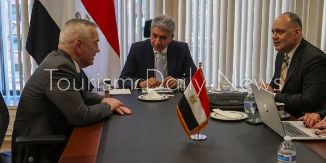 شريف فتحي يكشف في منهاتن جهود استرداد الآثار المصرية المسروقة كتب - أحمد رزق : خلال زيارته الحالية إلى الولايات المتحدة الأمريكية، التقى شريف فتحي، وزير السياحة والآثار، بـ Matthew Bogdanos، مساعد المدعي العام لمنطقة منهاتن، وذلك لبحث سبل تعزيز التعاون المشترك في مجال استرداد الآثار المصرية التي خرجت من البلاد بطرق غير مشروعة. واستهل الوزير اللقاء بالإشادة بالتعاون المثمر مع الحكومة الأمريكية في ملف استرداد الآثار المصرية خلال السنوات الماضية، مثمنًا الجهود القانونية والدبلوماسية المبذولة لتعقب واسترداد القطع الأثرية التي خرجت من البلاد بطرق غير مشروعة، والتي كان من بينها مؤخرًا استرداد 13 قطعة أثرية من الولايات المتحدة الأمريكية. وأكد الوزير أن الإجراءات القانونية المرتبطة باستعادة الآثار تتطلب جهودًا كبيرة وتنسيقًا وثيقًا بين مختلف الجهات المعنية، موجّهًا الشكر للجانب الأمريكي على ما يبذله من دعم وتعاون في هذا الملف، مؤكدا أن مصر تتابع دائما هذا الملف وتولي استعادة آثارها التي خرجت من البلاد بطرق غير مشروعة أهمية قصوي وتعمل مع كل الشركاء الدوليين لاستردادها بكل السبل القانونية والدبلوماسية. ومن جانبه، أعرب مساعد المدعي العام لمنطقة منهاتن عن تقديره لمستوى التعاون القائم مع مصر، مشيرًا إلى أن التنسيق بين مكتب المدعي العام في نيويورك والجهات المصرية المعنية يُعد نموذجاً ناجحاً للتعاون الدولي في مجال استرداد الآثار. كما أوضح أن التعاون المستمر مع وزارتي الخارجية والسياحة والآثار أسفر عن إعادة العديد من القطع الأثرية المصرية التي تمت مصادرتها في نيويورك خلال الفترة الأخيرة. وأشار إلى أن مصر أصبحت نموذجًا رائدًا على المستوى الدولي في مجال استرداد الآثار التي خرجت بطرق غير شرعية، بفضل ما تمتلكه من خبرات قانونية وأمنية وفنية متخصصة، مؤكدًا على أهمية الاستفادة من التجربة المصرية في دعم وتدريب الدول الأخرى، خاصة في مجالات إنفاذ القانون، وتتبع القطع الأثرية المهربة، وإجراء التحقيقات المرتبطة بها. حضر اللقاء كل من السفير تامر المليجي القنصل العام لجمهورية مصر العربية بنيويورك، و أحمد وجدي المدير الإقليمي لشركة مصر للطيران بنيويورك، و رنا جوهر مستشار وزير السياحة والآثار للتواصل والعلاقات الخارجية والمشرف العام على الإدارة العامة للمنظمات الدولية، وعدد من مسؤولي القنصلية المصرية في نيويورك وبالهيئة المصرية العامة للتنشيط السياحي. إقرأ أيضاً : اكتمال وصول رحلات الحج السياحي إلي الأراضي المقدسة