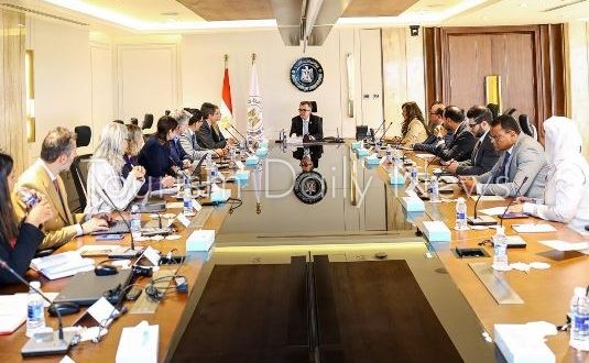 التخطيط تبحث مع مدير البنية التحتية بالبنك الدولي التمويل وتطوير السياحة