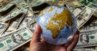 التوترات الجيوسياسية تربك الأسواق العالمية والدولار يتذبذب والنفط يقفز