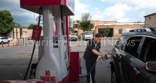 ترامب يضغط لخفض أسعار الوقود ويحذر تجار البنزين وتحقيقات مع شركات النفط
