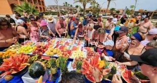 مهرجان الفواكه على شواطئ مرسى علم يرفع نسب الإشغال السياحي إلى 80%