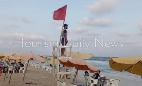 الراية الحمراء ترفرف على شواطئ الإسكندرية والعجمي وتحذيرات من نزول البحر