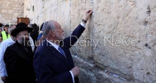 الحريديم يحتشدون عند حائط البراق ودعوات لإقامة الهيكل تشعل التوتر في القدس