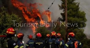 حرائق اليونان تربك السياحة الصيفية بعد اصطدام مروحيات الإطفاء