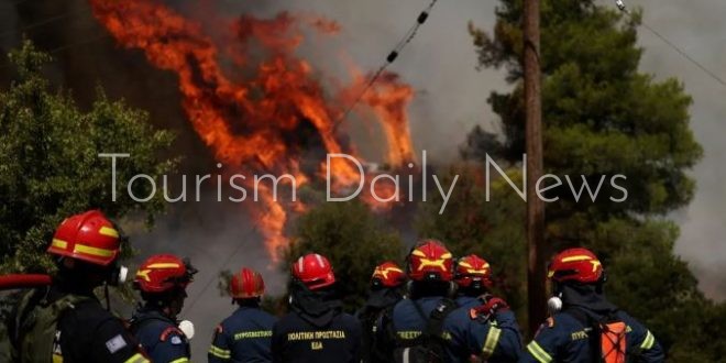 حرائق اليونان تربك السياحة الصيفية بعد اصطدام مروحيات الإطفاء