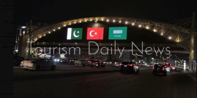 أعلام السعودية وتركيا وباكستان تزين معالم المملكة