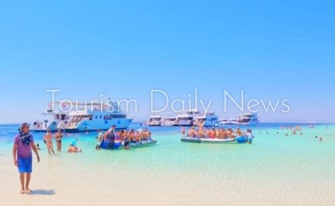 موجة الحر ترسم خريطة الرحلات في مصر.. السواحل والبحر الأحمر ملاذ السائحين
