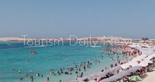 شواطئ الإسكندرية تفتح أبوابها للمصطافين.. وهدوء البحر يدعم الموسم الصيفي