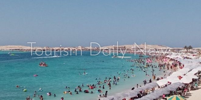 شواطئ الإسكندرية تفتح أبوابها للمصطافين.. وهدوء البحر يدعم الموسم الصيفي