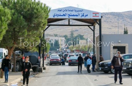 لبنان يعيد فتح بوابة السفر للسوريين .. السياحة النظامية تواجه التهريب
