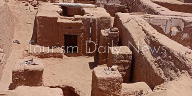 اكتشاف مقبرة هرمية نادرة بالوادي الجديد يعزز السياحة الأثرية