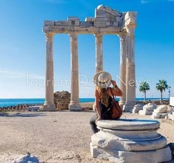 أنطاليا تكسر قاعدة الصيف .. الخريف يخفض زحام السياحة ويرفع قيمة الرحلة