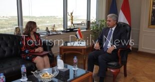 وزير السياحة والآثار يلتقي السفيرة المصرية بـسنغافورة لتعزيز التعاون السياحي