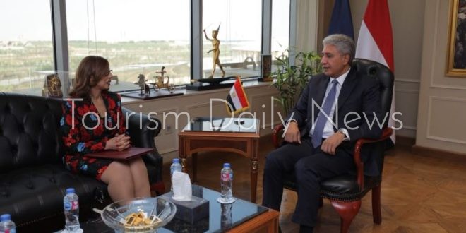 وزير السياحة والآثار يلتقي السفيرة المصرية بـسنغافورة لتعزيز التعاون السياحي