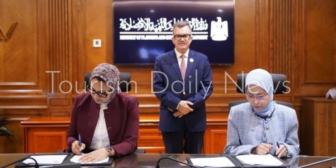 الدكتور أحمد رستم، وزير التخطيط والتنمية الاقتصادية، يشهد توقيع اتفاق التسوية بين المحافظة وبنك الاستثمار القومي