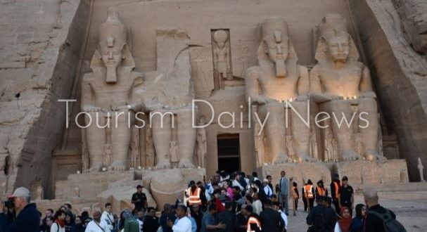 7 آلاف سائح يشهدون تعامد الشمس على وجه رمسيس الثاني بأبو سمبل
