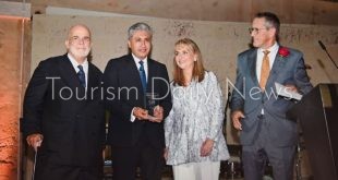 جائزة عالمية لوزير السياحة