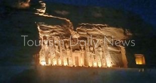 عروض الصوت والضوء وتعامد الشمس ينعش سياحة أبو سمبل ويحوله لقبلة للسائحين