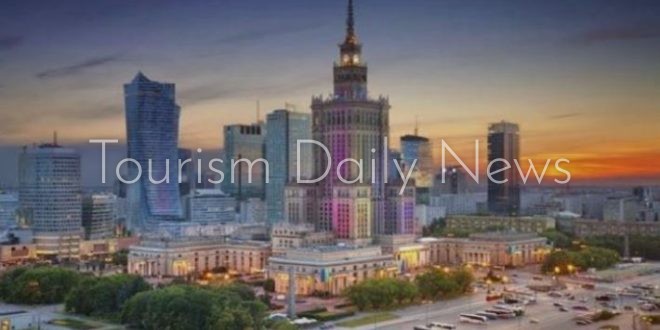 وارسو تجمع ناطحات السحاب والقصور التاريخية وتجذب عشاق السياحة الأوروبية