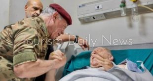 العاهل الأردني الملك عبد الله الثاني خلال زيارته للمصابين في الهجوم الإرهابي الذي استهدف كنيسة مار جاورجيوس في محافظة الكرك
