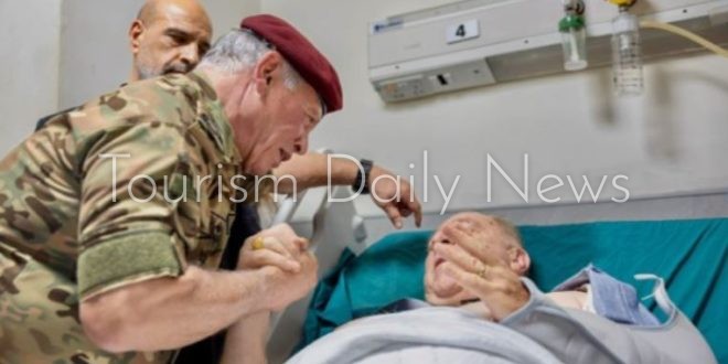العاهل الأردني الملك عبد الله الثاني خلال زيارته للمصابين في الهجوم الإرهابي الذي استهدف كنيسة مار جاورجيوس في محافظة الكرك