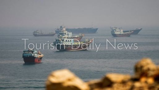 تراجع عبور السفن في هرمز يرفع مخاطر السفر والنقل بالمنطقة