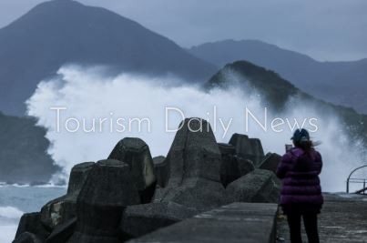 إعصار «تشامبي» يضرب حركة الطيران والسياحة في آسيا ويلغي 931 رحلة بتايوان