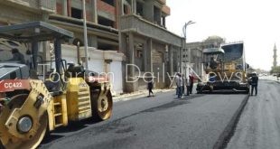عايز تقرير صحفي جاهز للنشر ويركز على الجوانب السياحية أو الفندقية أوالسفر أوالاستثمار السياحى برؤية مختلفة وعنوان رئيسي قوي يركز على الأسعار لو فيه وبدون عناوين فرعية ولا يزيد على 550كلمة حول .. تواصل سلطنة عُمان ترسيخ حضورها على خريطة السياحة العالمية، بعد أن تم اختيارها في قائمة “لونلي بلانيت” ضمن أفضل الوجهات السياحية التي توصي بزيارتها خلال عام ٢٠٢٧، في اعتراف دولي جديد يجمع بين ما تتمتع به السلطنة من تنوع طبيعي وثقافي، وبين الضيافة العمانية الأصيلة أحد أكثر وأهم عناصر التجربة العُمانية استثنائية. وأعلنت “لونلي بلانيت” قائمتها السنوية الجديدة في سبتمبر 2026، لتضم 50 اختيارًا للسفر في عام 2027، موزعة على 25 وجهة سياحية تستحق الزيارة و25 تجربة سفر استثنائية حول العالم، وتوضح المؤسسة أن الاختيارات تستند إلى خبرات كتّابها ومحرريها ومجتمعها العالمي من خبراء السفر، وأن الوجهات المختارة خضعت لتجارب مباشرة من فريقها قبل إدراجها ضمن القائمة. الضيافة العمانية تصدّرت المشهد لم يكن حضور سلطنة عُمان في القائمة مرتبطا بمعلم سياحي واحد أو مدينة بعينها؛ إذ اختارت “لونلي بلانيت” تقديم السلطنة تحت عنوان «الأفضل للضيافة العربية»، في إشارة إلى أن التجربة السياحية العُمانية تتجاوز مشاهدة المناظر الطبيعية أو زيارة المواقع التاريخية والطبيعية، لتصل إلى طبيعة التواصل مع المجتمع المحلي وحفاوة استقبال الزائرين. وتصف الكاتبة المتخصصة في السفر “چيني ووكر” التي كتبت عن مناطق نائية في ثلاث قارات على مدى أكثر من عشرين عاما، سلطنة عمان كوجهة تجمع بين المشاهد الصحراوية الواسعة والجبال الشاهقة والساحل الطويل، بما يجعلها ملائمة للمسافرين الباحثين عن المغامرة، لكنها تشير في الوقت نفسه إلى أن ضيافة العُمانيين وما يلمسه السياح من كرم الضيافة يظل من أكثر أجزاء الرحلة استثنائية. ولا تبدو الإشادة بكرم الضيافة مجرد وصف ترويجي؛ فهي من أكثر الانطباعات التي تتكرر في تجارب المسافرين الذين يزورون سلطنة عمان، سواء في المدن أو القرى أو المناطق الجبلية والصحراوية. كثيرون يتحدثون عن بساطة الترحيب، وكرم الاستقبال، والاستعداد الفطري لمساعدة الزائرين ومشاركتهم تفاصيل الحياة المحلية، وهو ما يمنح الرحلة طابعًا إنسانيًا يتجاوز زيارة المعالم وحدها. من مسقط إلى الصحراء والجبال… تجربة متعددة الوجوه ويفسر التنوع الجغرافي الواسع جانبا مهما من اختيار سلطنة عمان. ففي مسقط، يمكن للسياح الانتقال بين كورنيش مطرح وسوق مطرح وجامع السلطان قابوس الأكبر ودار الأوبرا السلطانية، في تجربة تجمع بين العمارة والثقافة والحياة اليومية. وخارج العاصمة، تتغير المشاهد سريعا باتجاه الجبال والأودية والقلاع والصحاري والسواحل الخلابة. وفي المادة التي نشرتها “لونلي بلانيت” بالتزامن مع إعلان Best in Travel 2027 حول أفضل التجارب في السلطنة، سلطت المجلة الضوء على مجموعة واسعة من الأنشطة؛ من استكشاف كورنيش مطرح والجامع الأكبر، إلى التجارب البحرية بالقرب من جزر الديمانيات، ومشاهدة السلاحف في رأس الجنز، والانطلاق نحو التضاريس الجبلية في وادي غول، وصولًا إلى خوض التجربة الصحراوية والتعرف إلى نمط الحياة المحلية في رمال الشرقية. كما تعكس قائمة الأماكن التي توصي بها “لونلي بلانيت” نوع الوجهة نفسها، إذ تجمع بين مسقط ونزوى والجبل الأخضر وجبل شمس ومسندم وظفار ورمال الشرقية وظفار، وهو تنوع يمنح المسافر القدرة على الانتقال خلال الرحلة الواحدة من المدن والأسواق والحصون إلى المسارات الجبلية والصحارى والسواحل والمناطق الخضراء الموسمية في جنوب البلاد الى مشاهدة الدلافين والسلاحف. ويأتي اختيار “لونلي بلانيت” في توقيت تشهد فيه الوجهات العُمانية اعترافات إقليمية أخرى؛ ففي سبتمبر 2026 تم اختيار ولاية الجبل الأخضر عاصمة للسياحة الخليجية لعام 2027، وهو ما يعزز حضور سلطنة عمان خلال العام نفسه على مستوى السياحة الإقليمية والدولية. سلطنة عُمان 2027… دعوة لاكتشاف روح الضيافة الأصيلة تكمن الرسالة الأوضح وراء اختيار سلطنة عمان ضمن هذه القائمة هي أن الرحلة إليها تعتبر رحلة متكاملة من التجارب المختلفة بين الصحراء والشواطئ والمدن التاريخية والأسواق القديمة، وصولاً إلى طبيعة ظفار الموسمية ومسندم وتكويناتها الساحلية، تقدم السلطنة أنماطًا متعددة من السفر داخل وجهة واحدة. لكن “لونلي بلانيت” اختارت جانب آخر أكثر انسانية وهو أن تضع المواطن العماني في قلب هذه الصورة ومدى اهتمامه بزوار بلده معتبرة أن أكثر ما يمنح الرحلة استثنائية هو شعور الزائر بالضيافة والترحاب واقترابه من ثقافة المكان وسكانه وطريقة استقبال أهله لضيوفهم. وبهذا الاختيار، تدخل سلطنة عُمان عام 2027 باعتبارها واحدة من ضمن 25 وجهة عالمية توصي “لونلي بلانيت” بالسفر إليها، ليس فقط لما تمتلكه من صحارى وجبال وسواحل وتراث عريق، وإنما لأنها تقدم واحدة من أكثر صور الضيافة حضوراً في تجربة السفر؛ وهي ميزة تجعل من الرحلة إلى سلطنة عمان تجربة تتشكل في المكان والإنسان معاً.